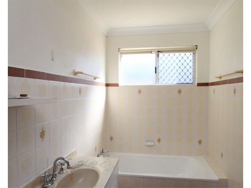 1 & 2 / 6 Fitzroy Avenue, Clinton QLD 4680