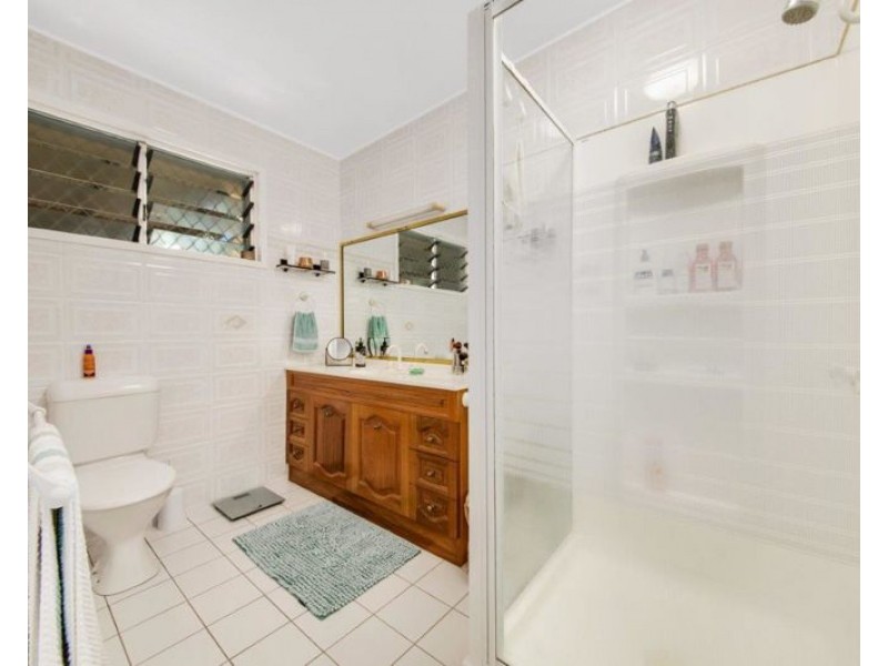 24 Walters Avenue, West Gladstone QLD 4680