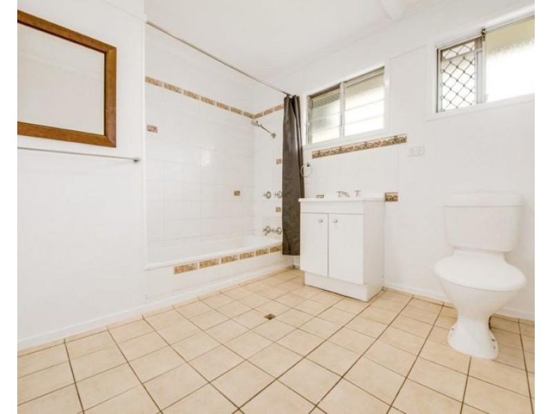 12 Dalton Street, Clinton QLD 4680