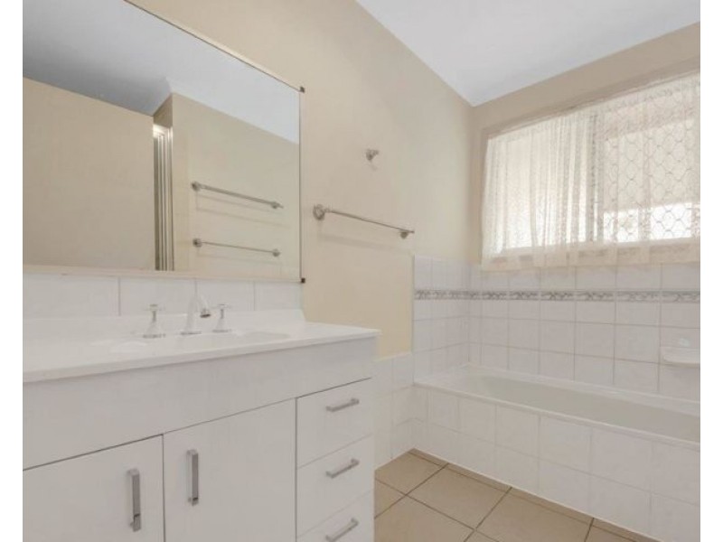 322 J Hickey Avenue, Clinton QLD 4680