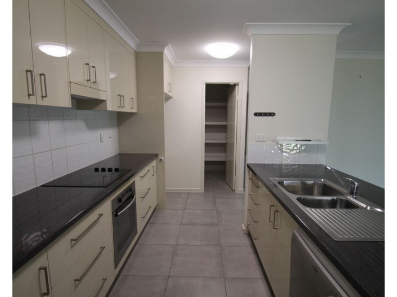 16 Woodland Court, Kirkwood QLD 4680