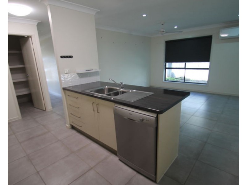 16 Woodland Court, Kirkwood QLD 4680