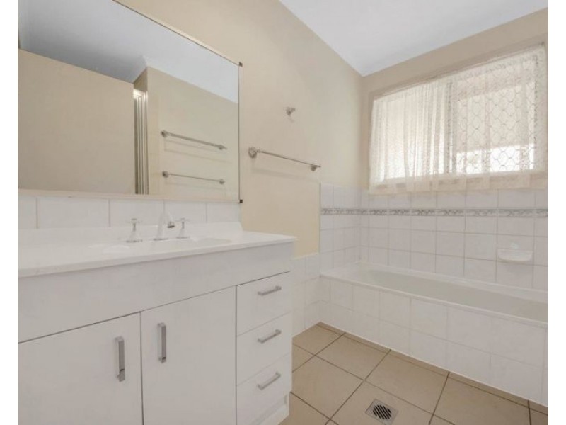 322 J Hickey Avenue, Clinton QLD 4680