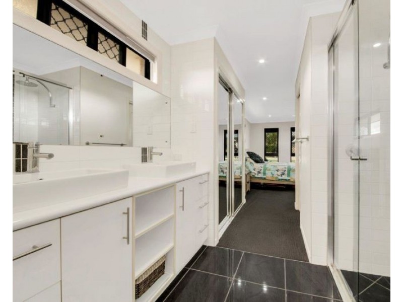 3 Woodland Court, Kirkwood QLD 4680