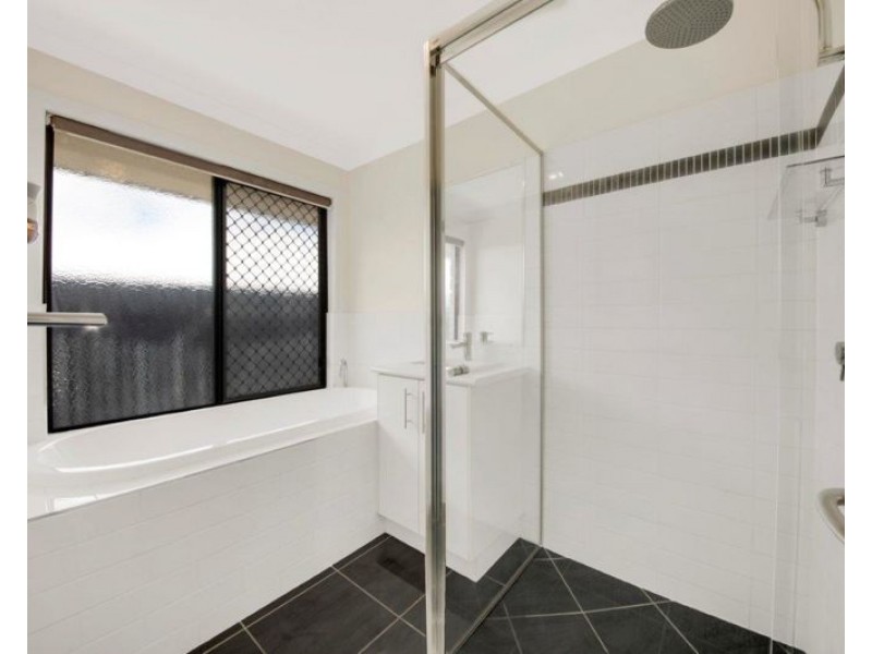 3 Woodland Court, Kirkwood QLD 4680