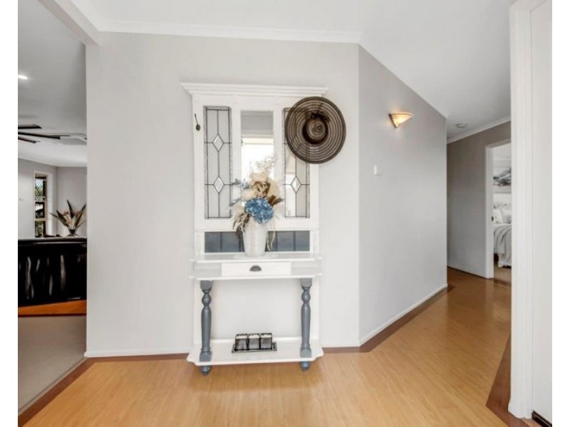 5 Rosemount Place, New Auckland QLD 4680