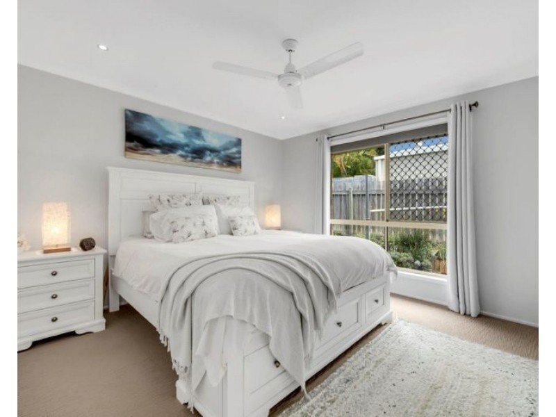 5 Rosemount Place, New Auckland QLD 4680