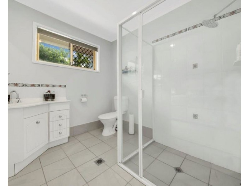 5 Rosemount Place, New Auckland QLD 4680