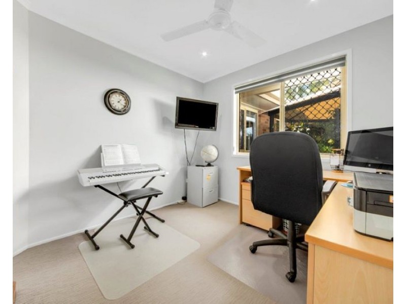 5 Rosemount Place, New Auckland QLD 4680