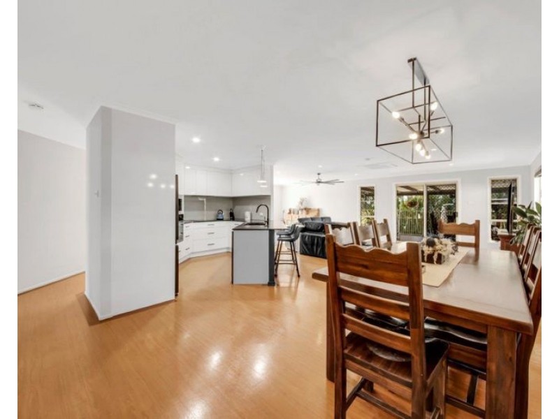 5 Rosemount Place, New Auckland QLD 4680