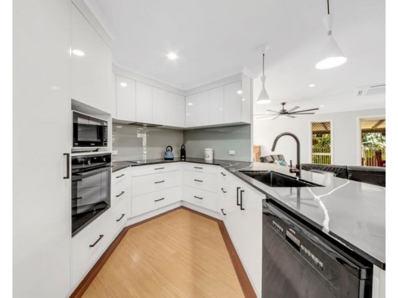 5 Rosemount Place, New Auckland QLD 4680