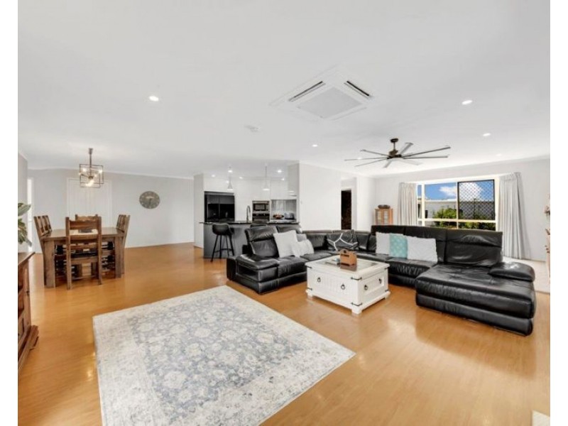 5 Rosemount Place, New Auckland QLD 4680