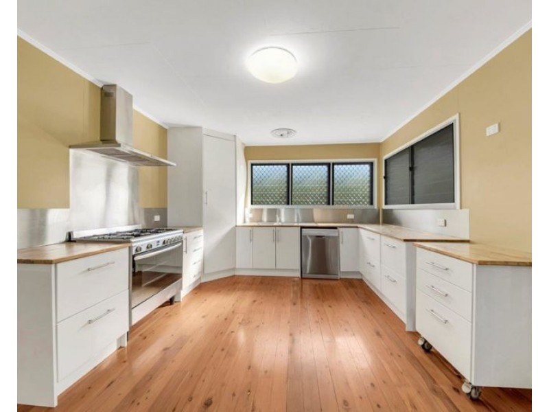 32 Squire Street, Toolooa QLD 4680