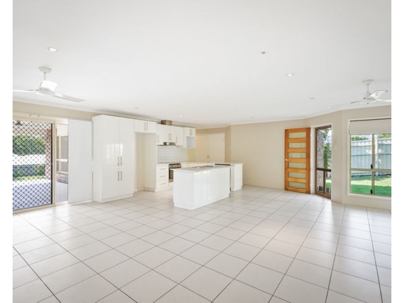 6 Daydream Drive, Clinton QLD 4680