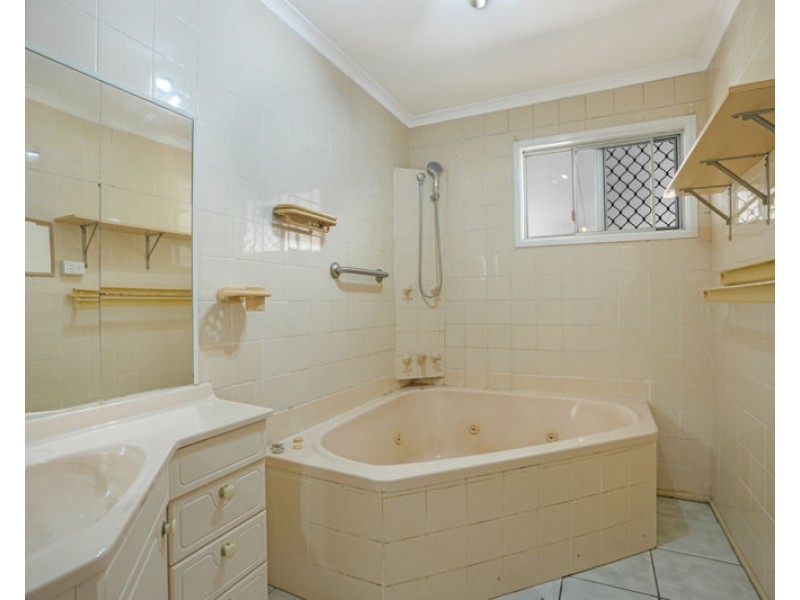 31 Pine Avenue, West Gladstone QLD 4680