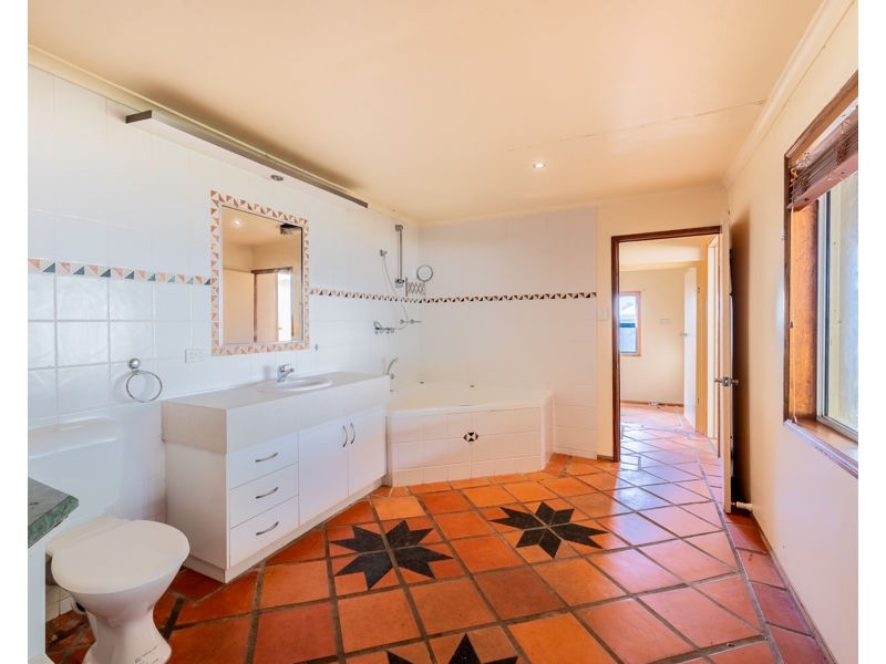 17 Crest Ave, Boyne Island QLD 4680