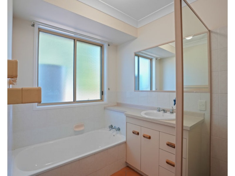 8 Hayman Court, Clinton QLD 4680