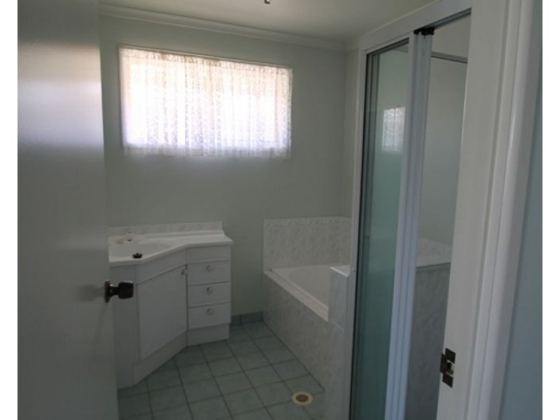 4 Kerry Court, New Auckland QLD 4680