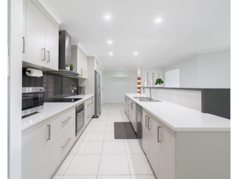4 Woodland Court, Kirkwood QLD 4680