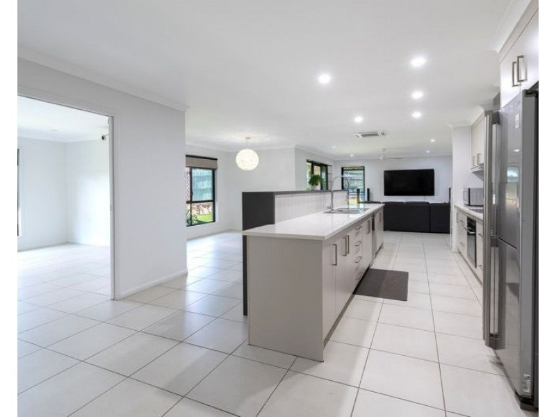 4 Woodland Court, Kirkwood QLD 4680
