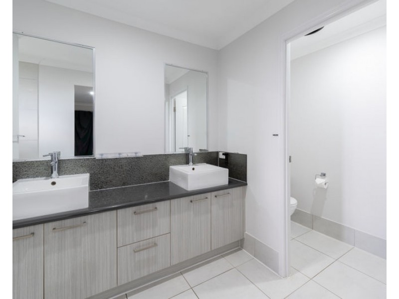 4 Woodland Court, Kirkwood QLD 4680