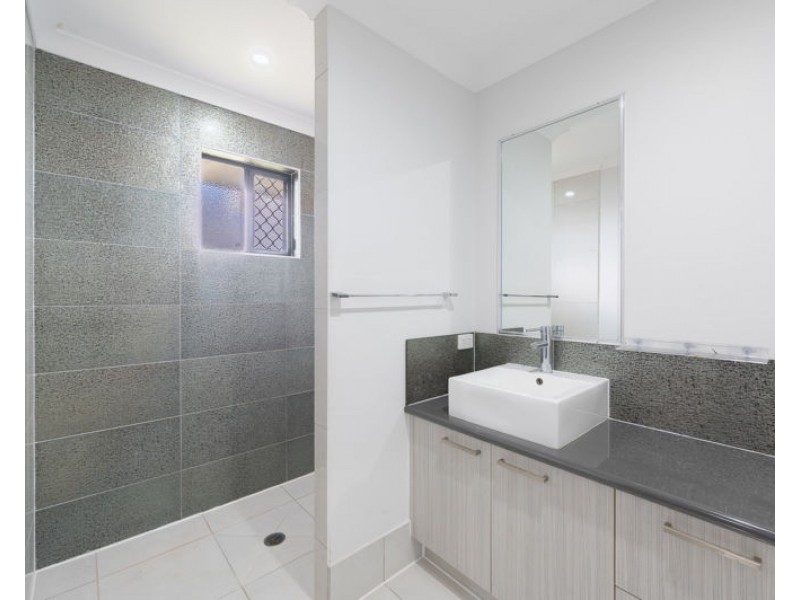 4 Woodland Court, Kirkwood QLD 4680
