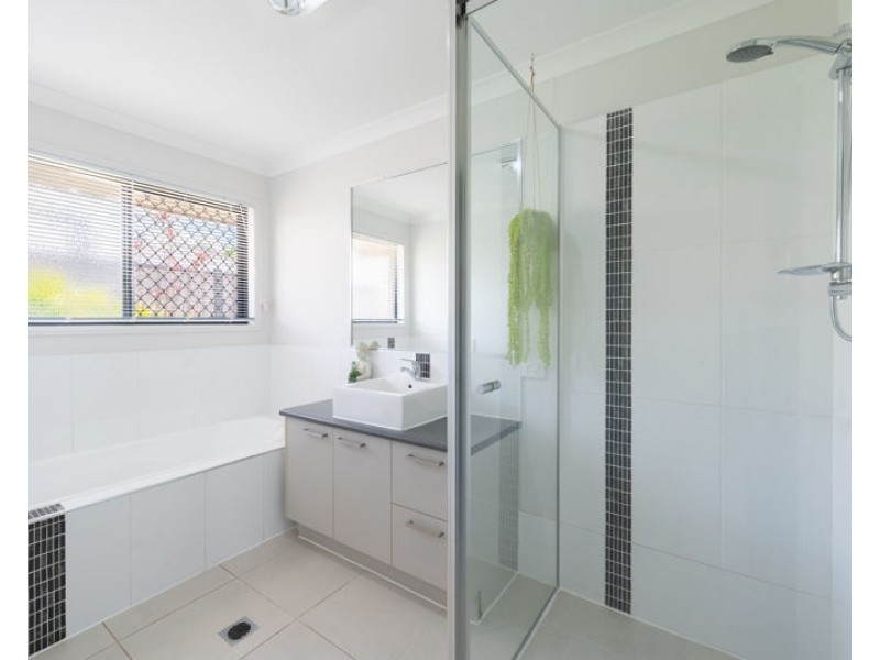 4 Woodland Court, Kirkwood QLD 4680