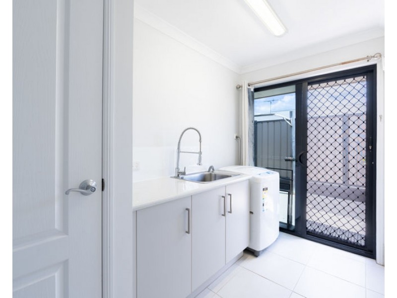 4 Woodland Court, Kirkwood QLD 4680