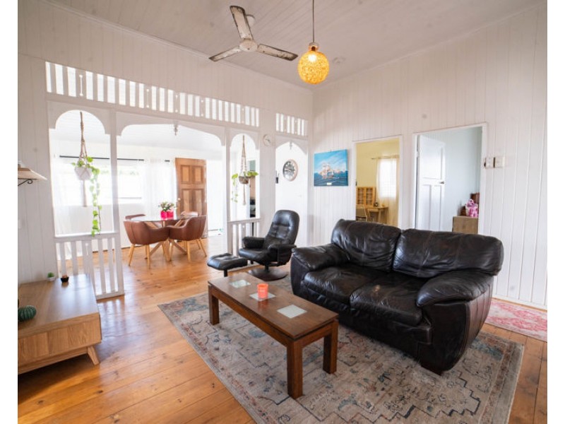 27 Main Street, Park Avenue QLD 4701