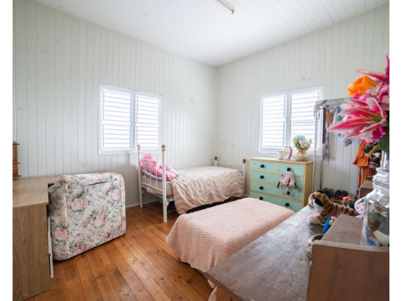 27 Main Street, Park Avenue QLD 4701
