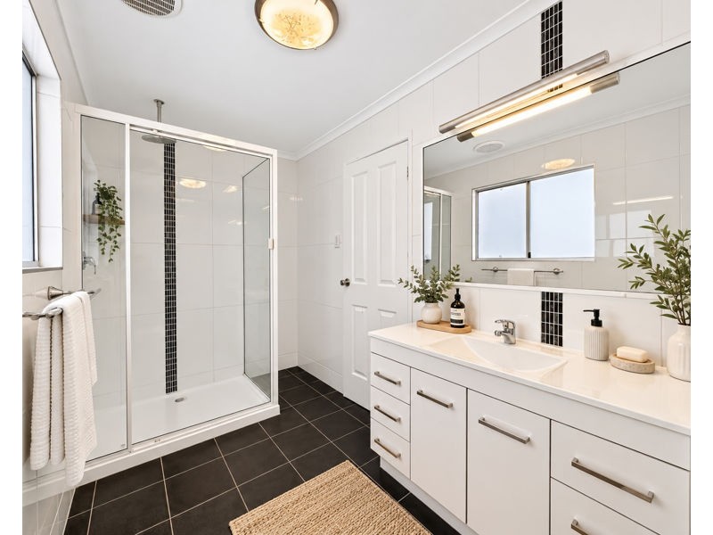 11 Hill Crescent, West Gladstone QLD 4680