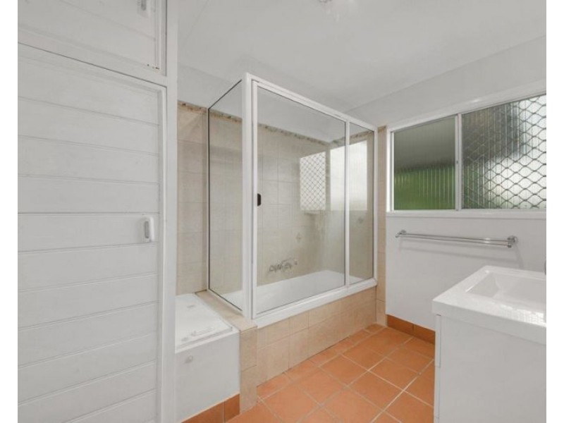 30 Hansen Crescent, Clinton QLD 4680
