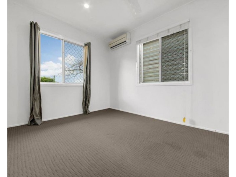 30 Hansen Crescent, Clinton QLD 4680