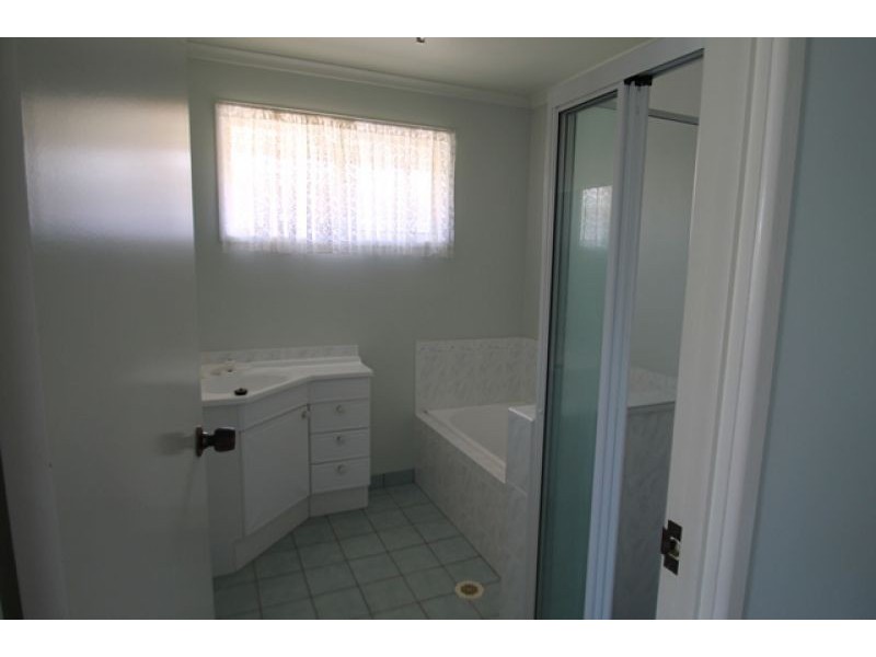4 Kerry Court, New Auckland QLD 4680