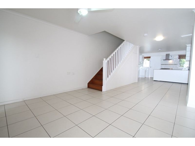 4/21 CHARLES STREET, West Gladstone QLD 4680