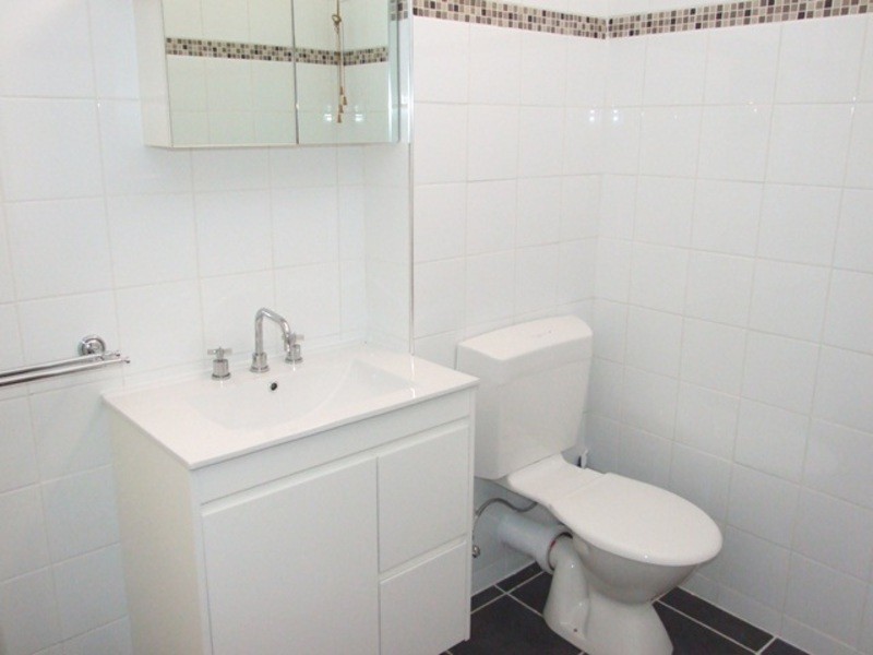 4/21 CHARLES STREET, West Gladstone QLD 4680