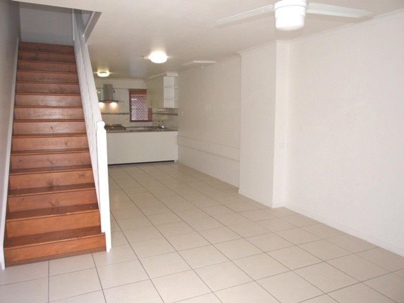 4/21 CHARLES STREET, West Gladstone QLD 4680