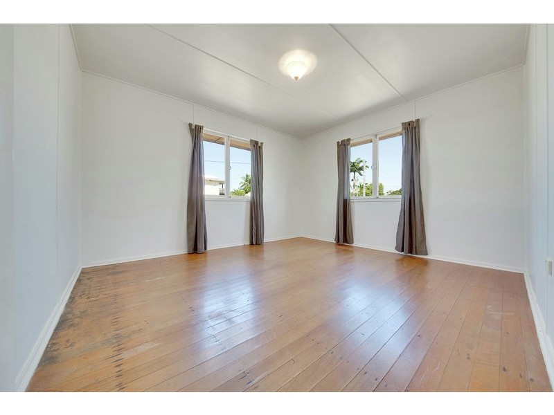 1 Moura Crescent, Barney Point QLD 4680