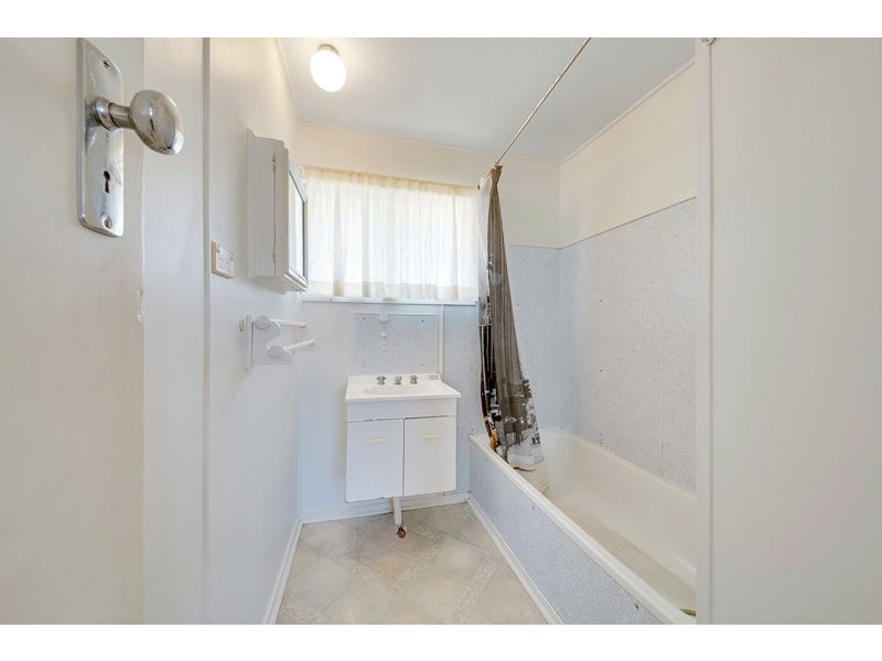 1 Moura Crescent, Barney Point QLD 4680