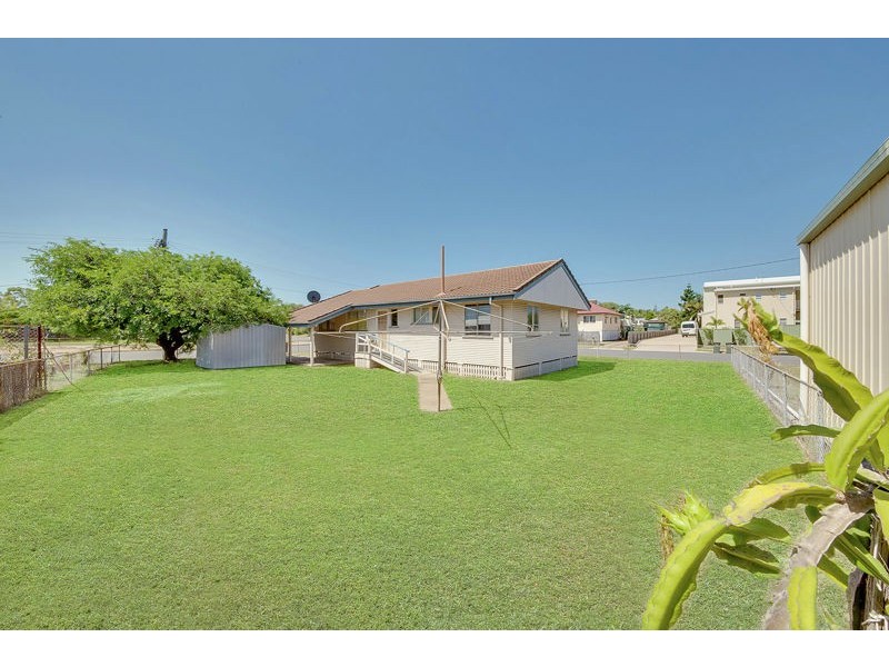 1 Moura Crescent, Barney Point QLD 4680