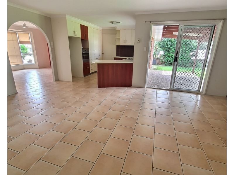 3 Fairbairn Place, Clinton QLD 4680
