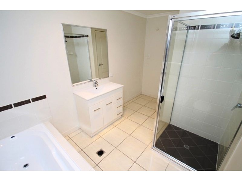 2/1 Valley Vista Court, West Gladstone QLD 4680