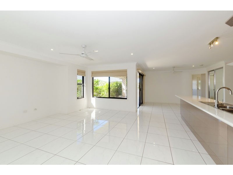 5 Spence Court, Kirkwood QLD 4680