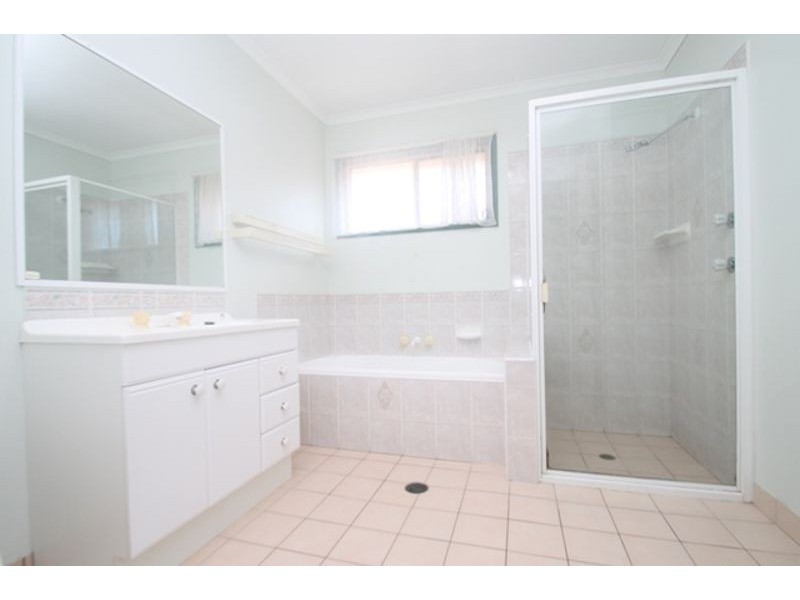 6 Kerry Court, New Auckland QLD 4680