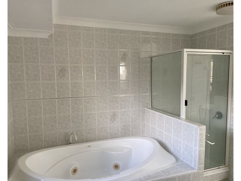1 Bingera Close, Clinton QLD 4680