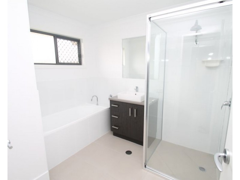 1/2 Chanel Court, New Auckland QLD 4680