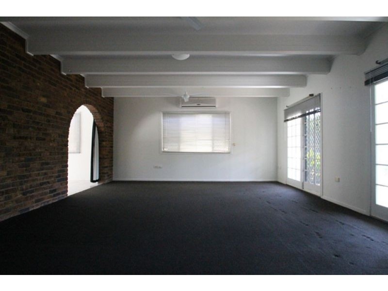 1 Pine Avenue, West Gladstone QLD 4680