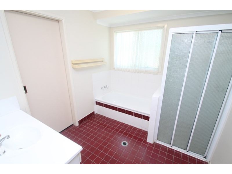 8 Woollybutt Street, New Auckland QLD 4680