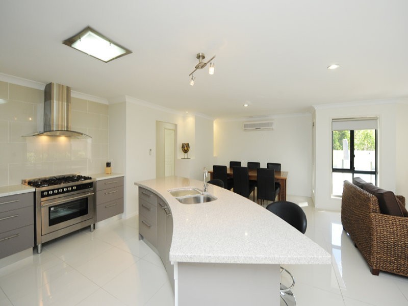 8 Billabong Drive, Glen Eden QLD 4680