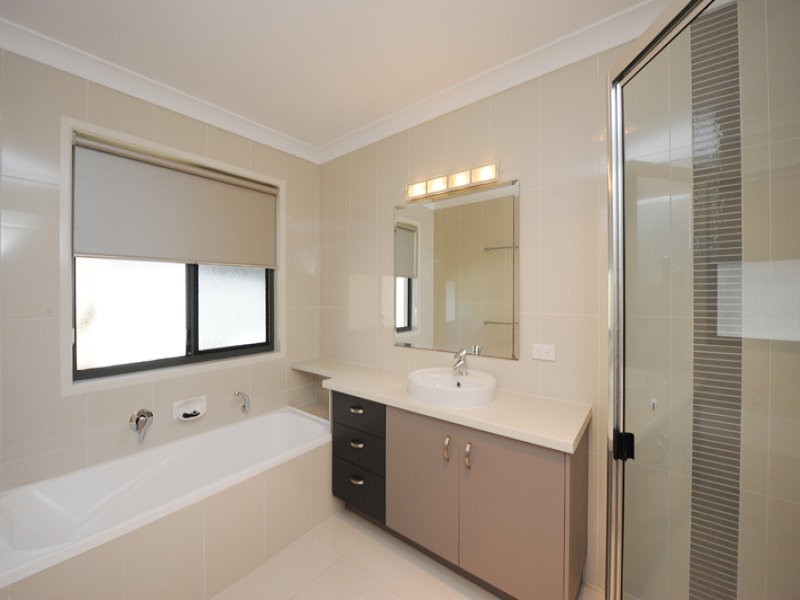 8 Billabong Drive, Glen Eden QLD 4680